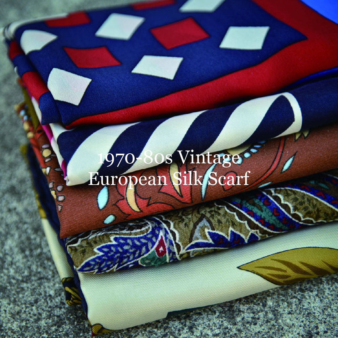 綺麗に畳まれた5枚のシルクヴィンテージスカーフ