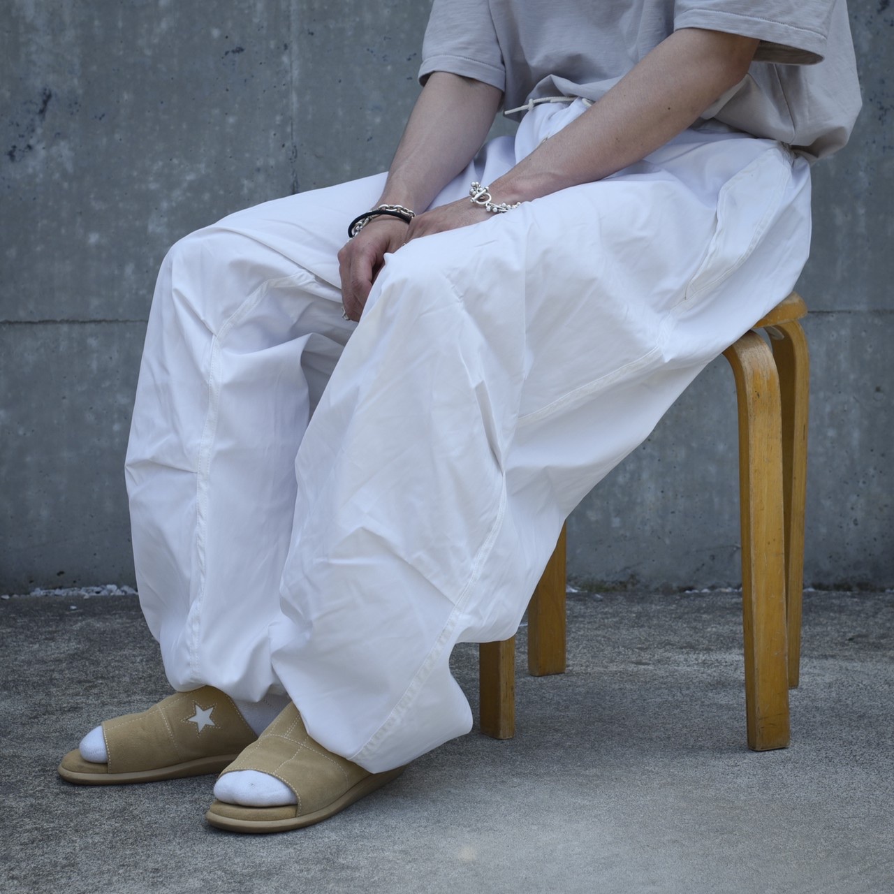 90sUSミリタリースノーカモオーバーパンツを履いて座っている男性